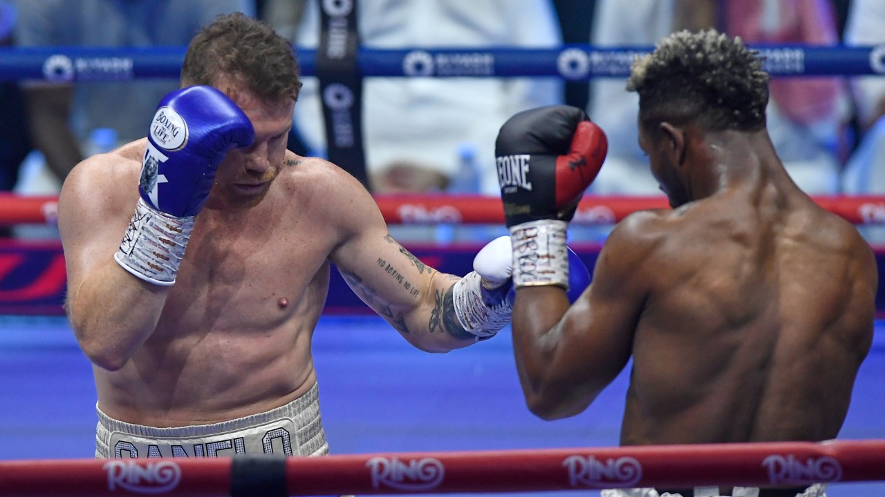 Alvarez beats Scull to become undisputed super middleweight champion again
