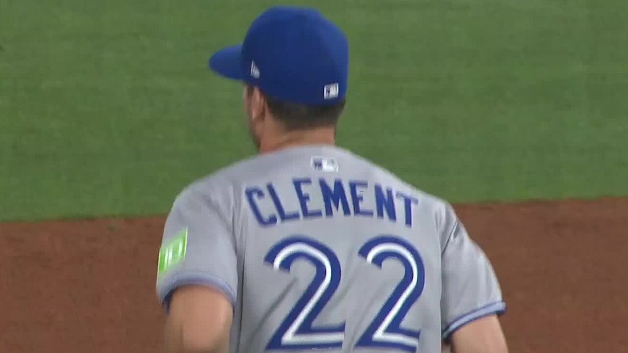 Blue Jays’ Clement barehands chopper for spectacular play