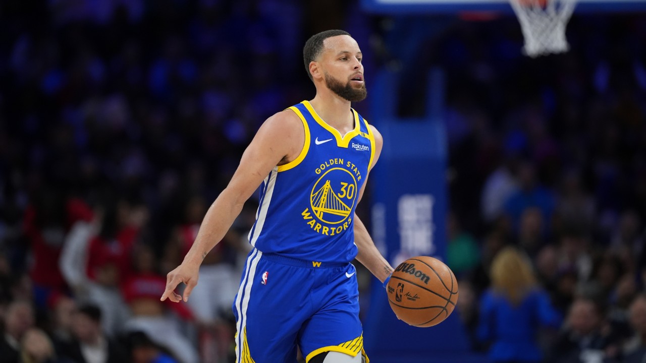 Warriors’ Stephen Curry suffered hamstring strain, to be re-evaluated in one week
