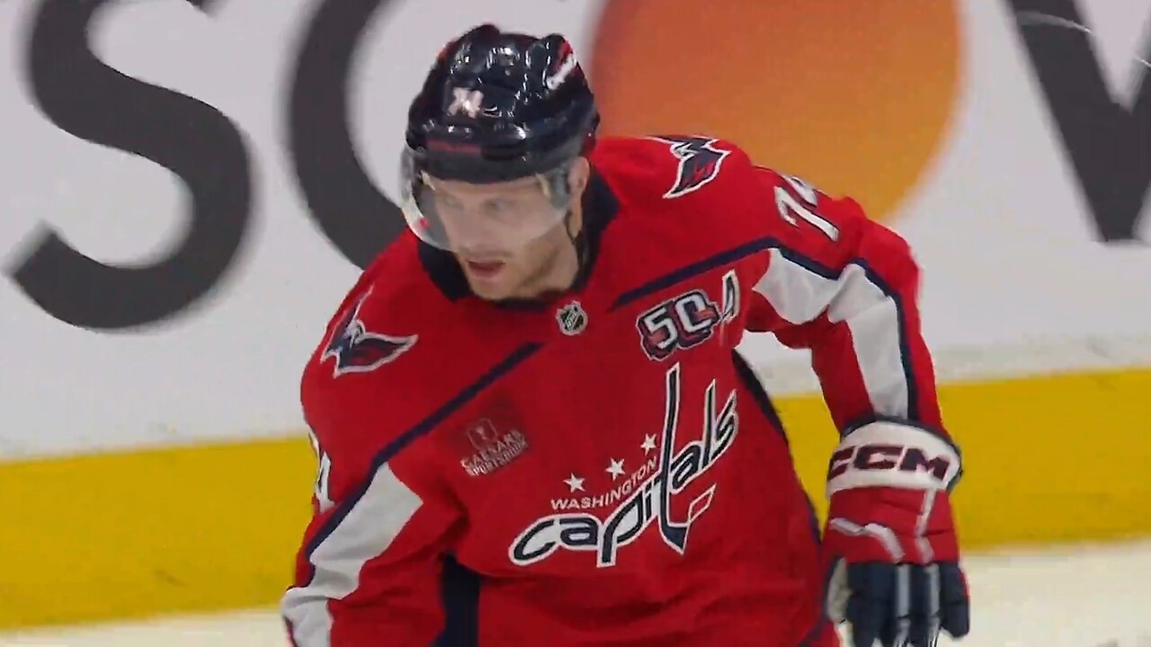 Capitals’ Wilson finds wide-open Carlson for his first playoff goal