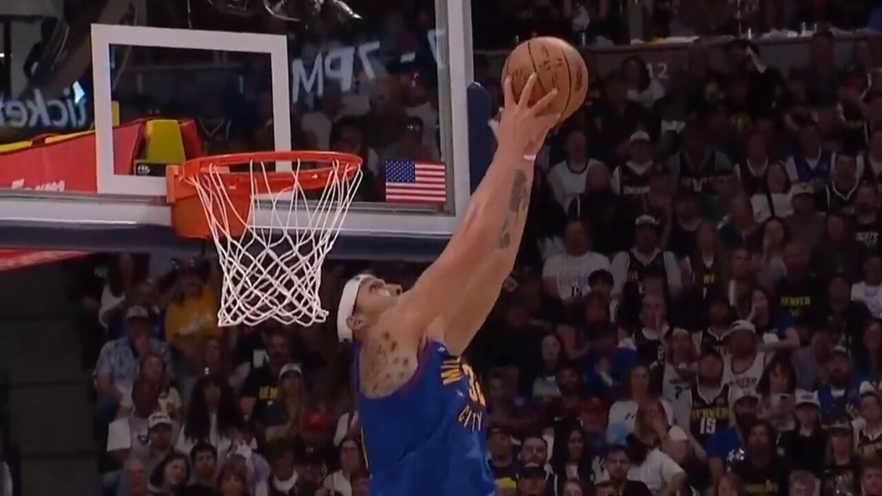 Nuggets’ Gordon elevates and throws down reverse alley-oop slam