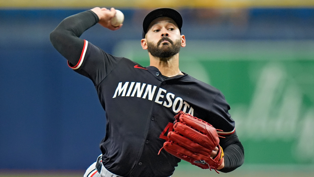 Twins’ Lopez expected to miss 8 to 12 weeks because of strained shoulder